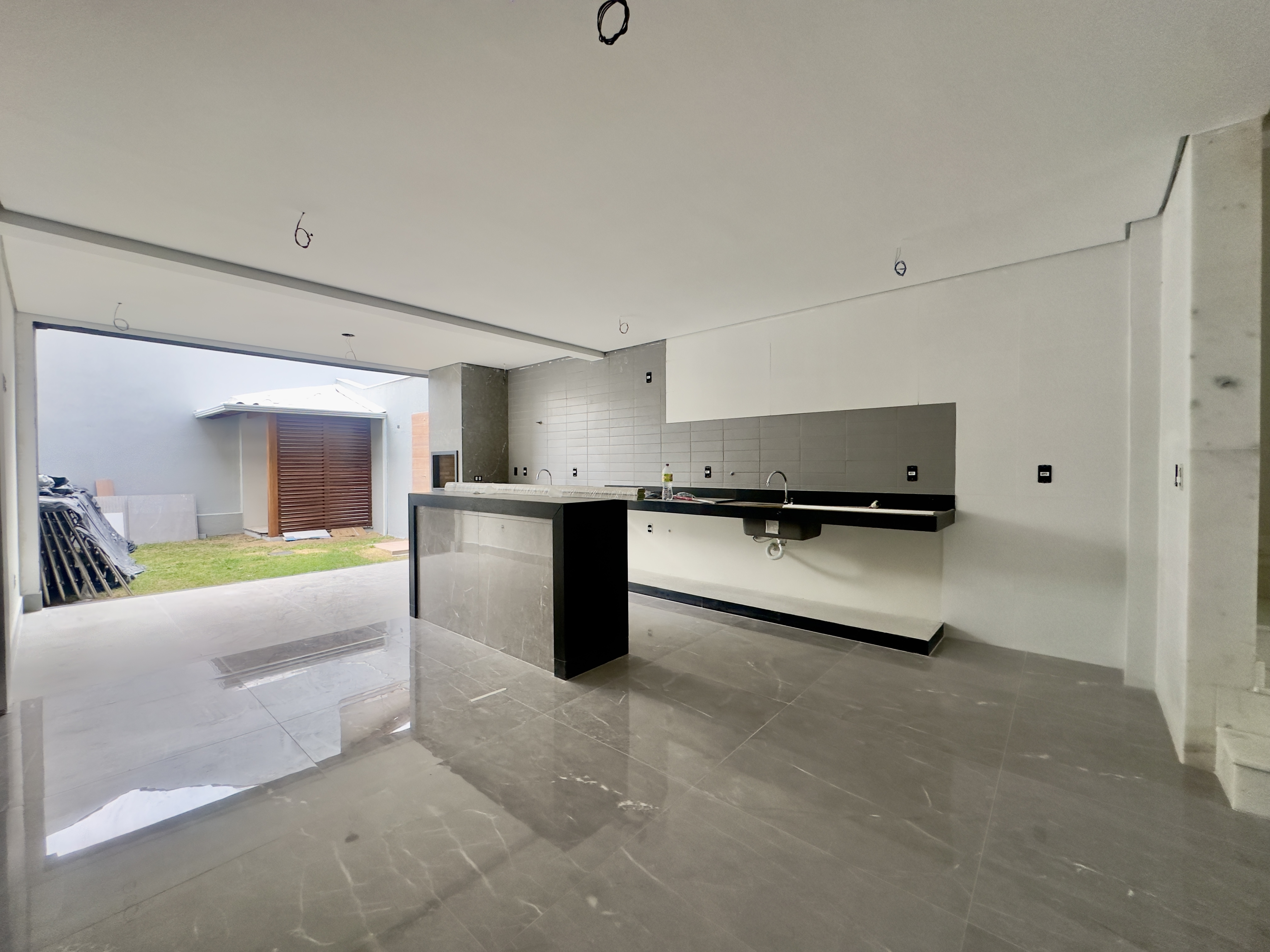 Cozinha americana com vista quintal