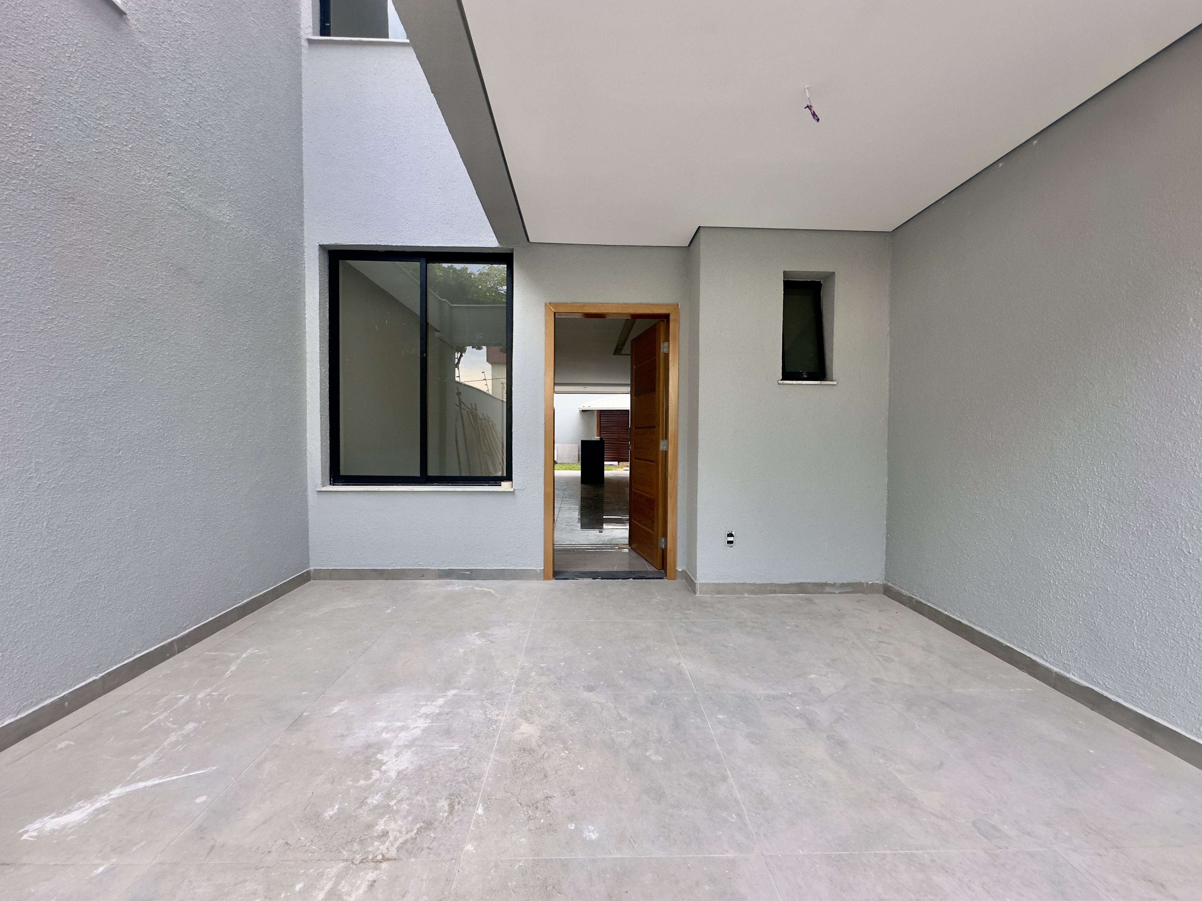 Entrada com porta de madeira