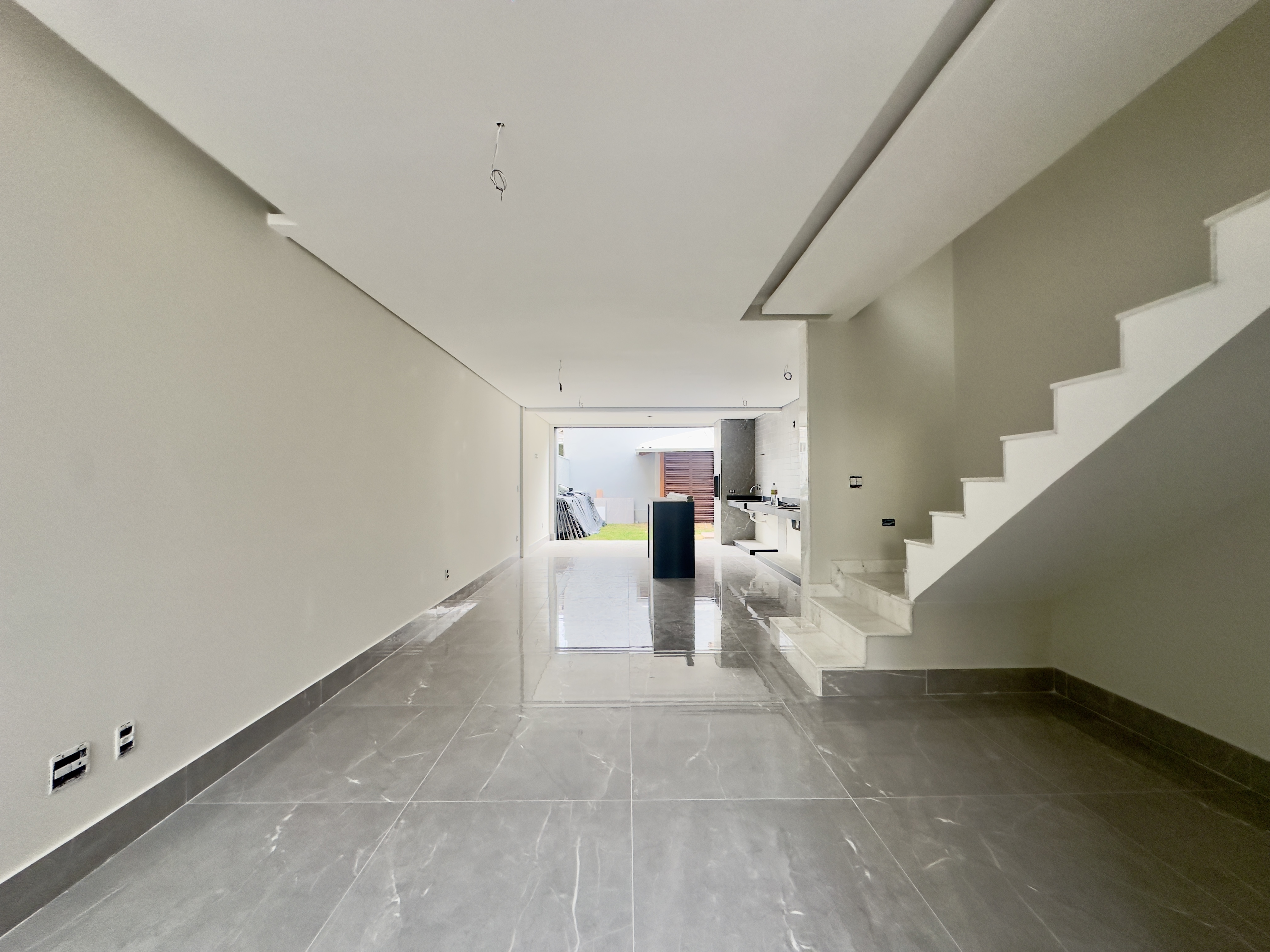 Sala com escada e porta de entrada