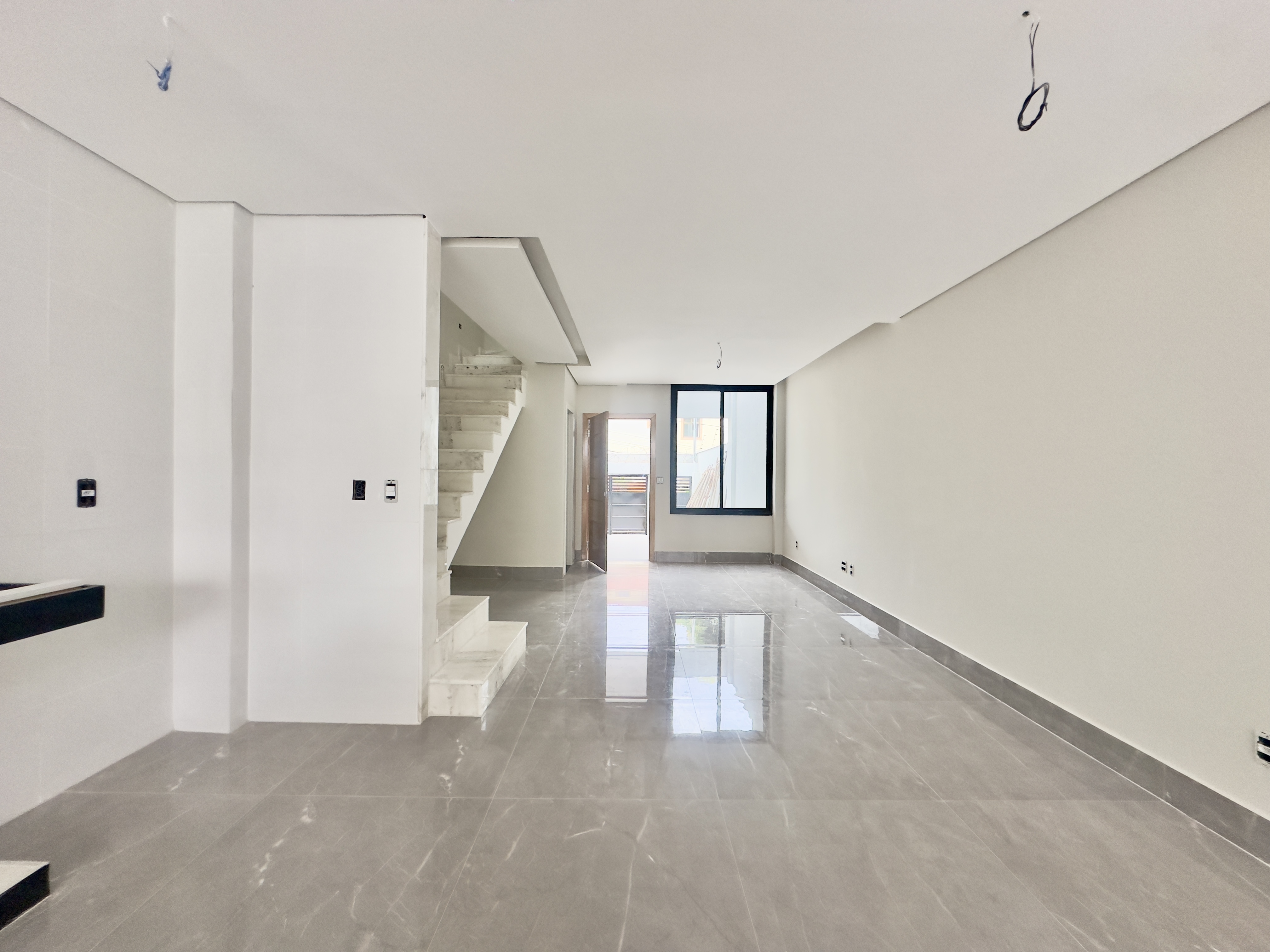 Sala ampla com janelão