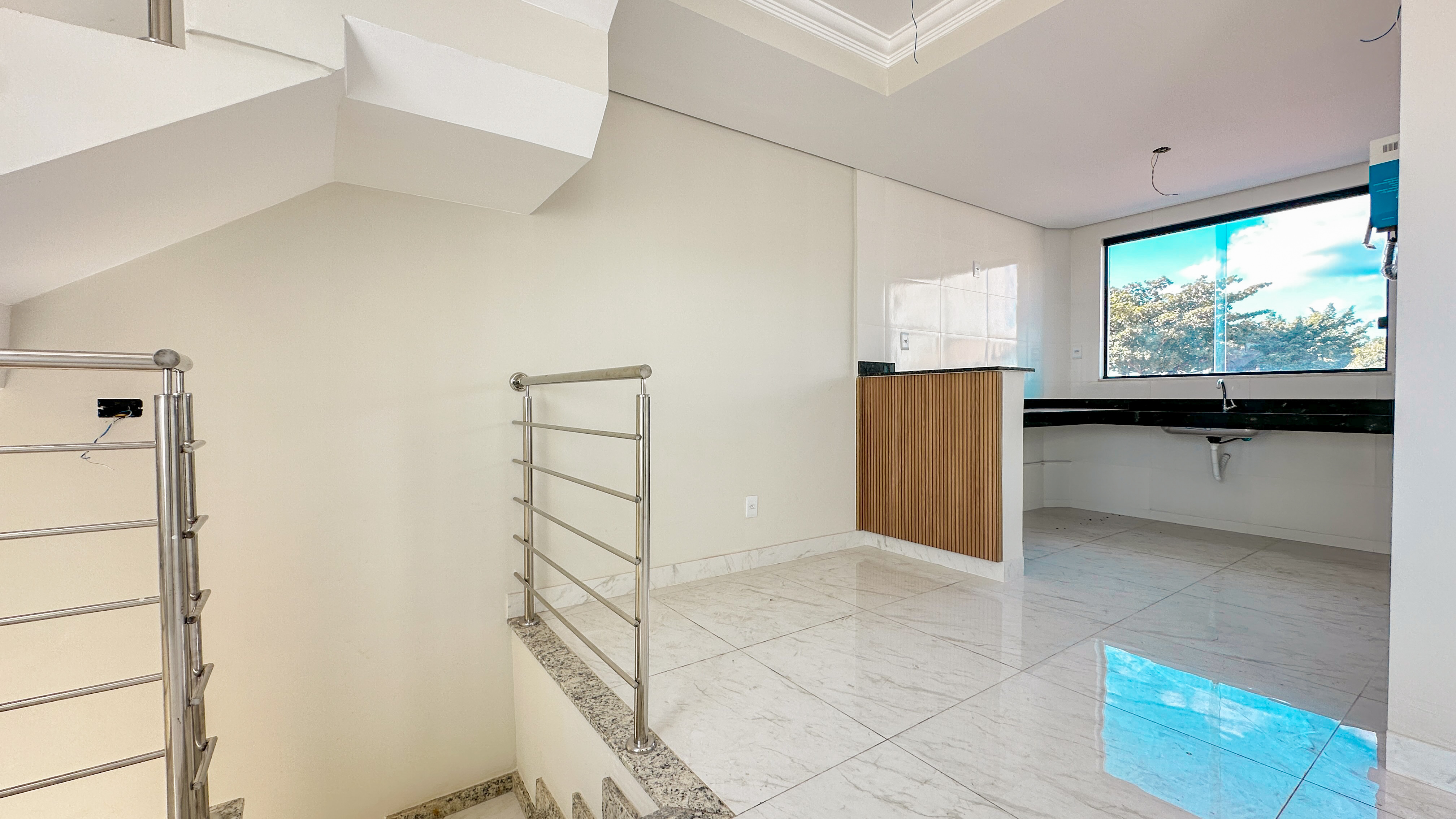 Escada e cozinha americana