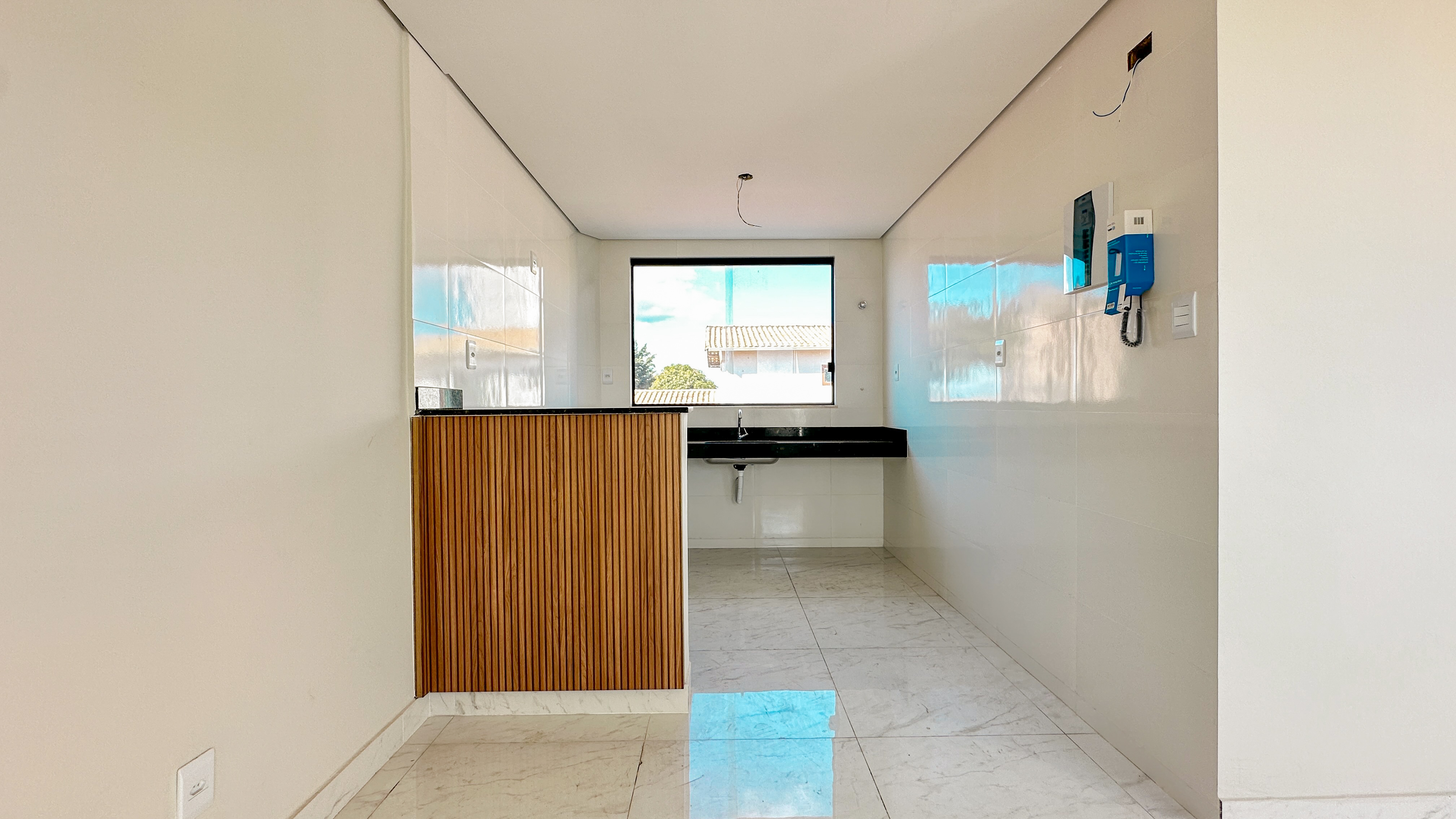 Cozinha americana com painel ripado